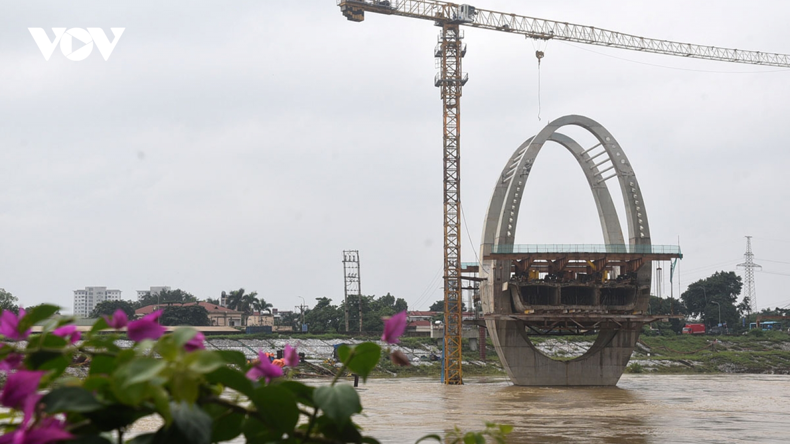 Cầu Đuống mới chơ vơ giữa dòng nước xiết, máy móc chìm trong  lũ