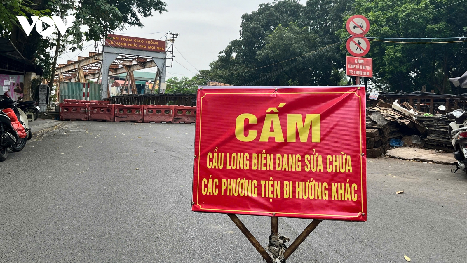 Hà Nội bất ngờ rào đóng cầu Long Biên, người dân ngơ ngác, ùn tắc kéo dài