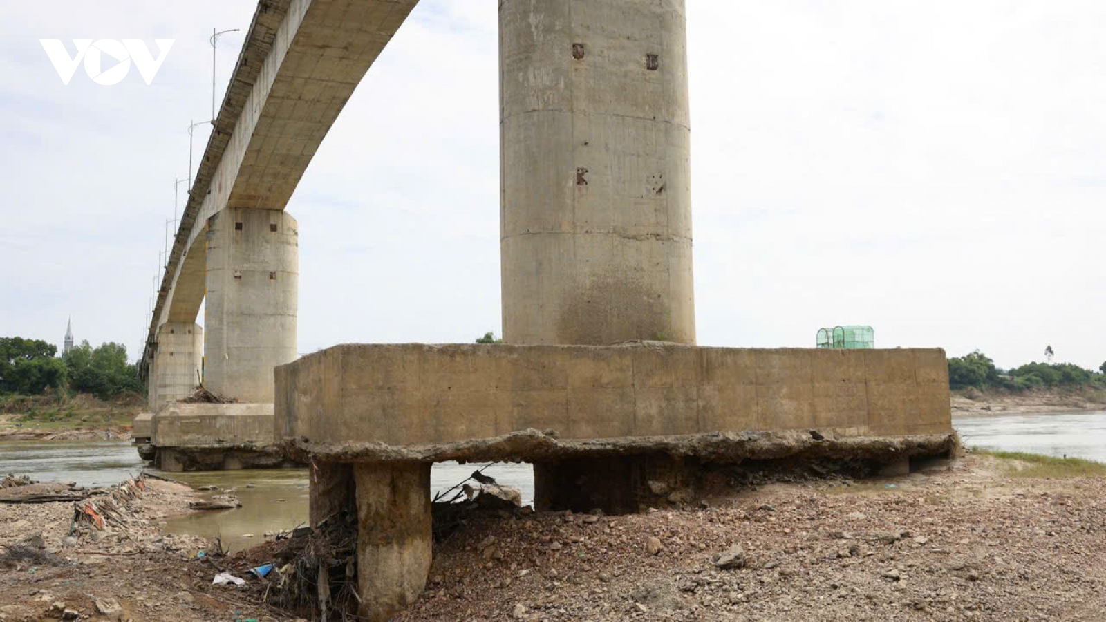 Xem xét cho xe ô tô con loại từ 7 chỗ trở xuống lưu thông qua cầu sông Lô