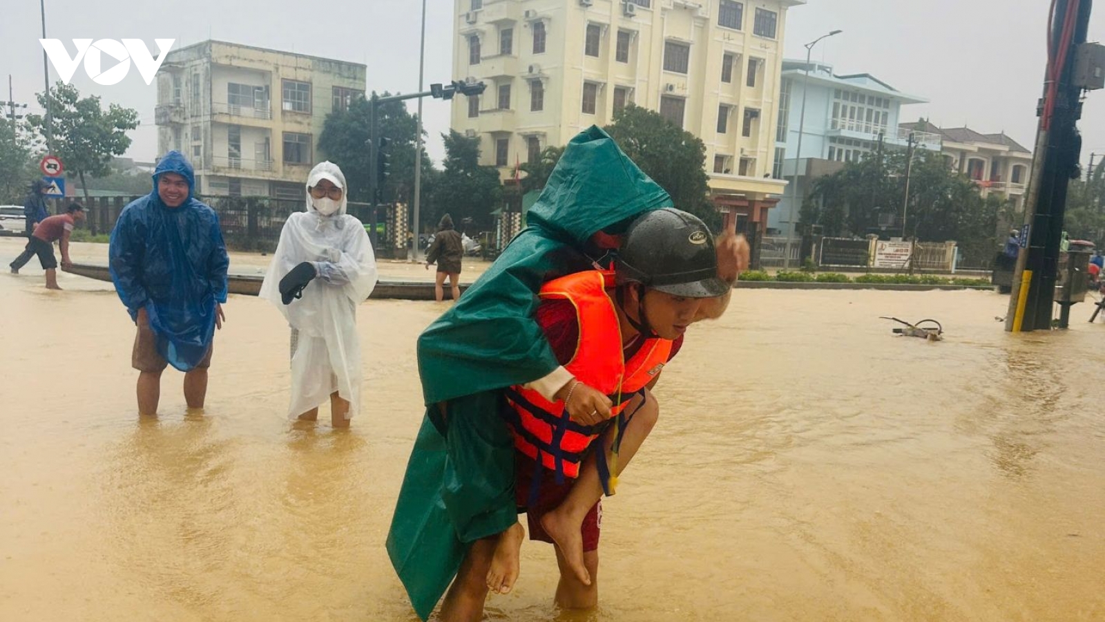Mưa lớn, nhiều nơi ở thành phố Huế ngập trở lại