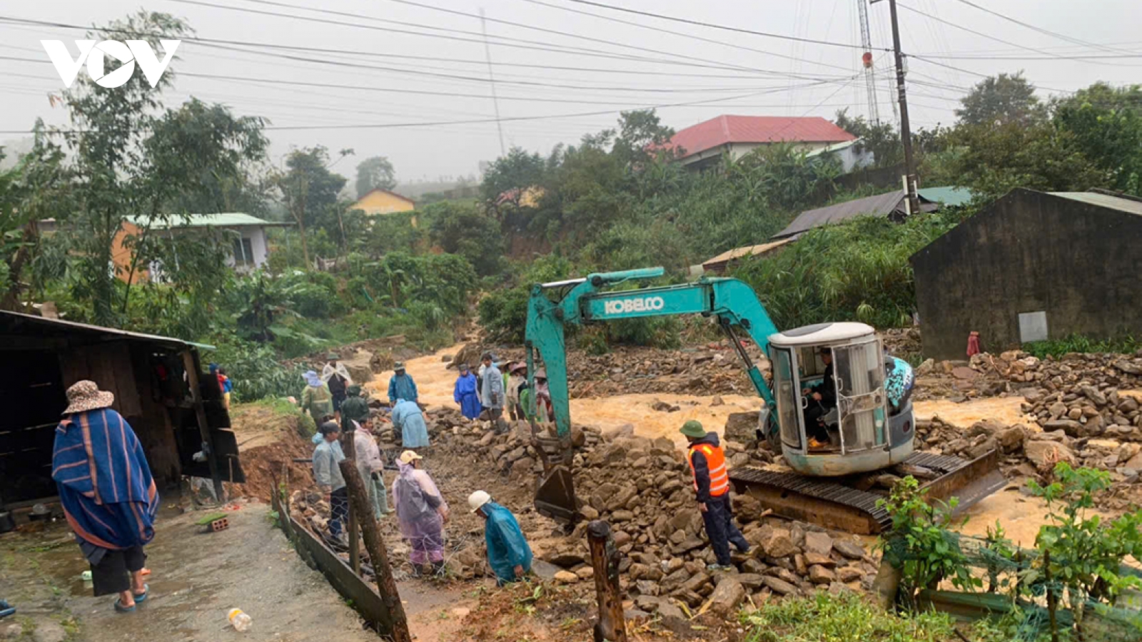 Miền Trung: Miền núi sạt lở, ách tắc giao thông; đồng bằng ngập lụt cục bộ