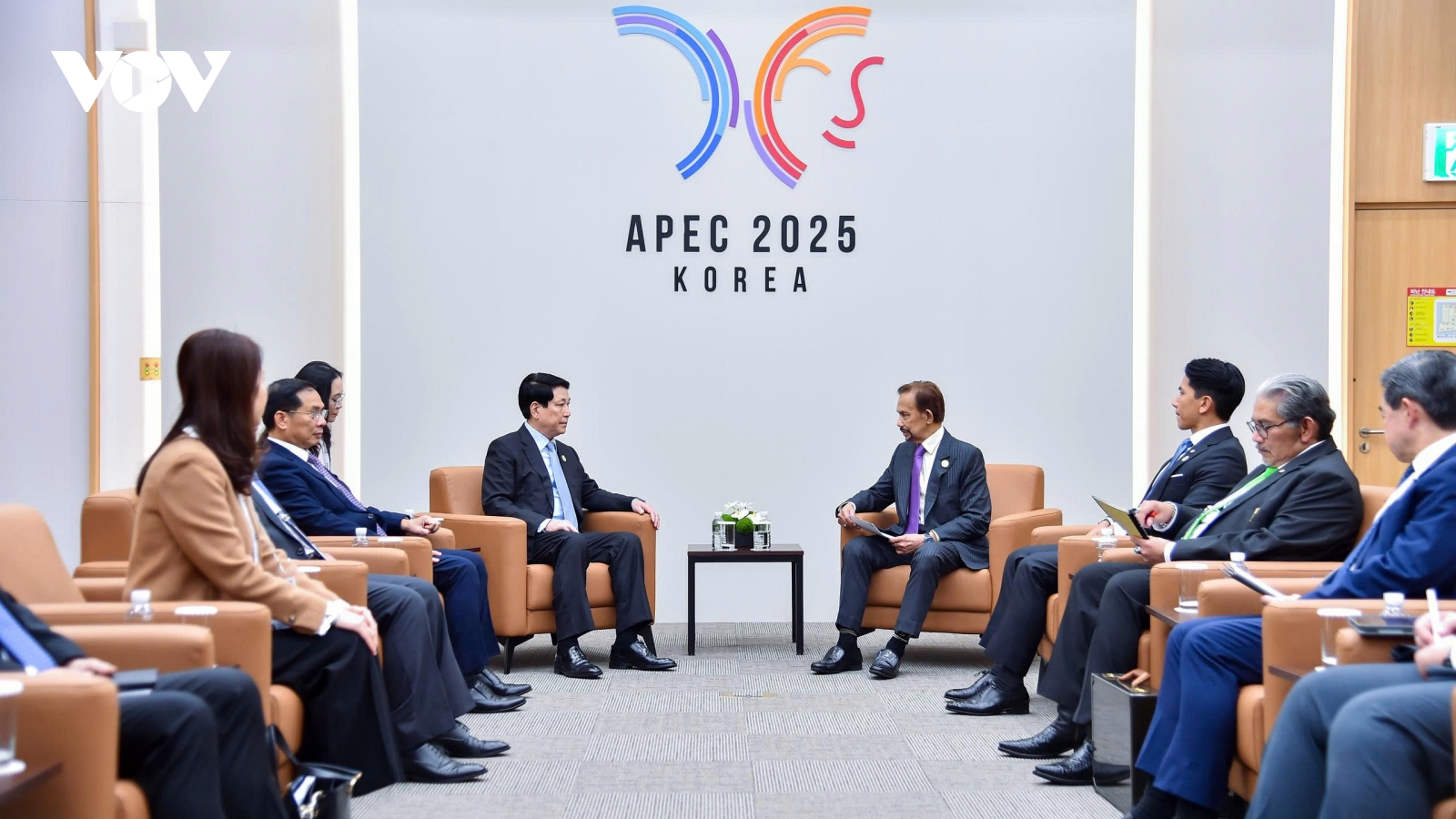 Chủ tịch nước Lương Cường gặp Quốc vương Brunei dịp tuần lễ cấp cao APEC 2025