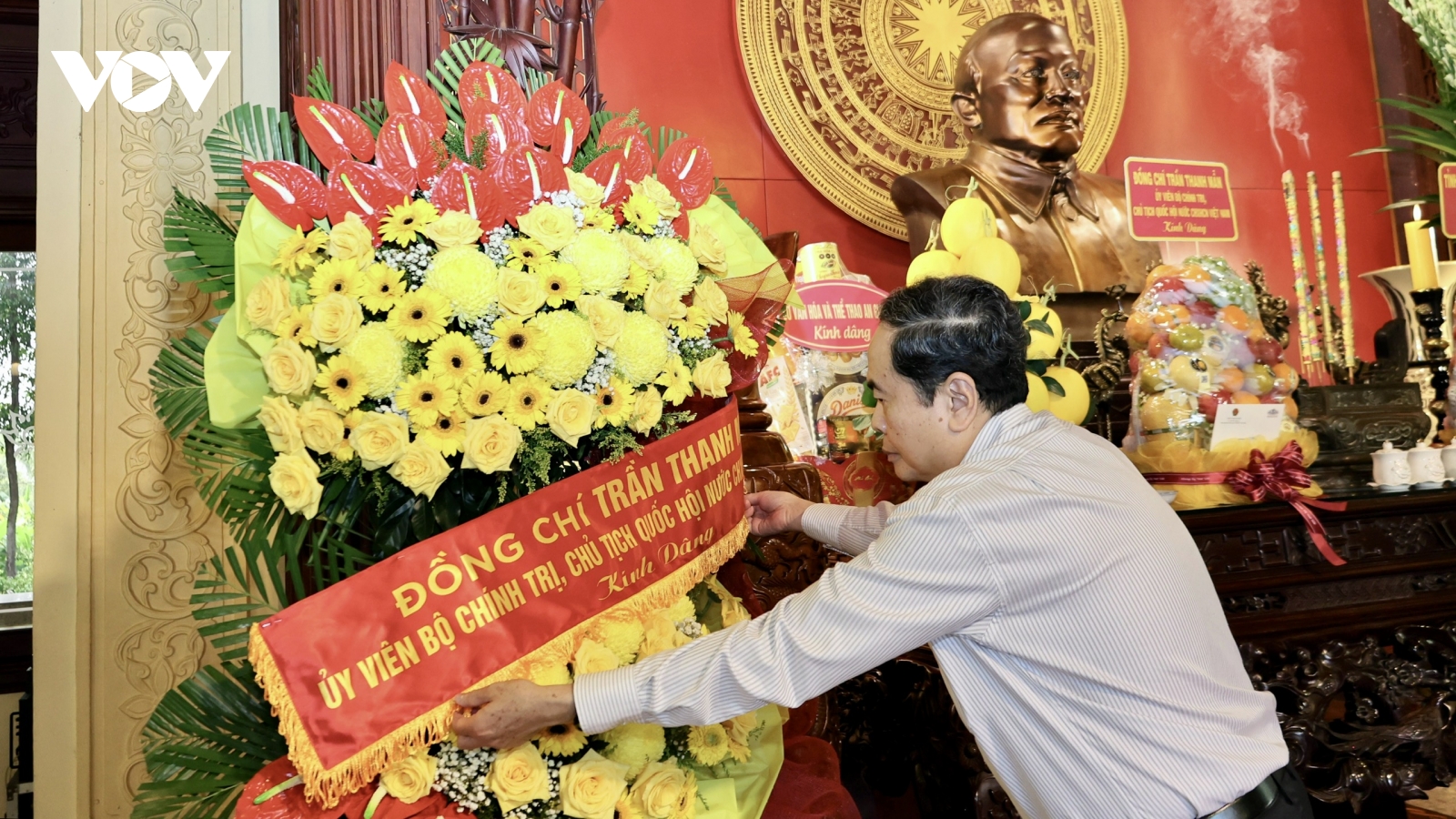 Chủ tịch Quốc hội Trần Thanh Mẫn dâng hương tưởng nhớ Chủ tịch Tôn Đức Thắng