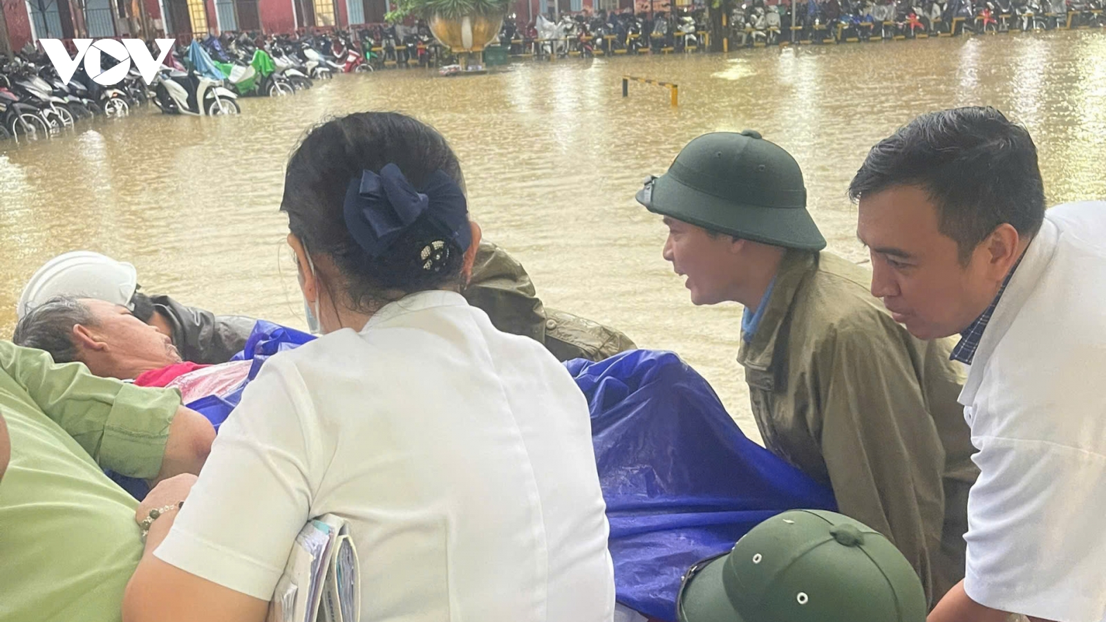 Công an, bác sĩ ở Huế xuyên đêm sơ tán bệnh nhân, cứu người