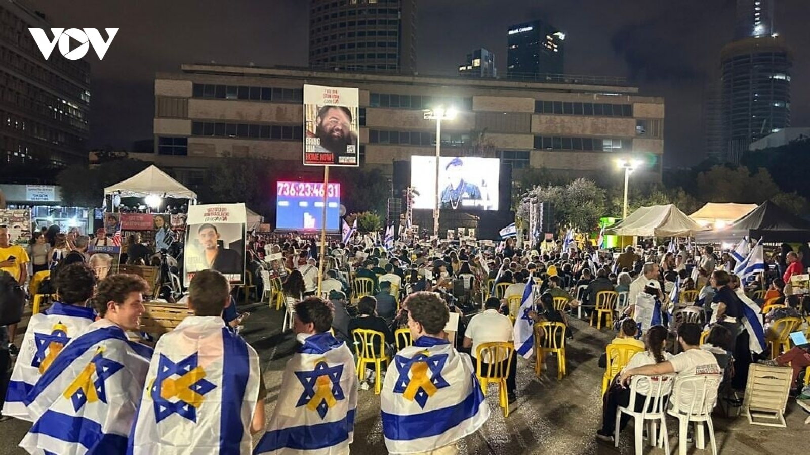 Người dân Israel thức xuyên đêm đợi Hamas trao trả con tin