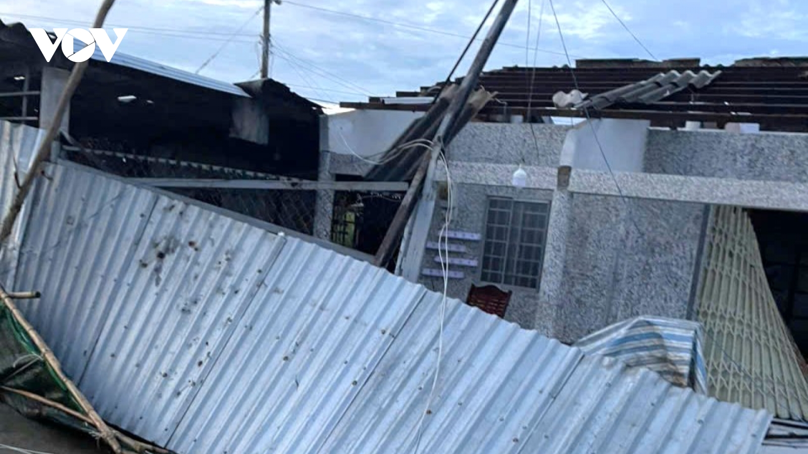 Lốc xoáy gây thiệt hại gần 1 tỷ đồng của 13 hộ dân tại Cà Mau