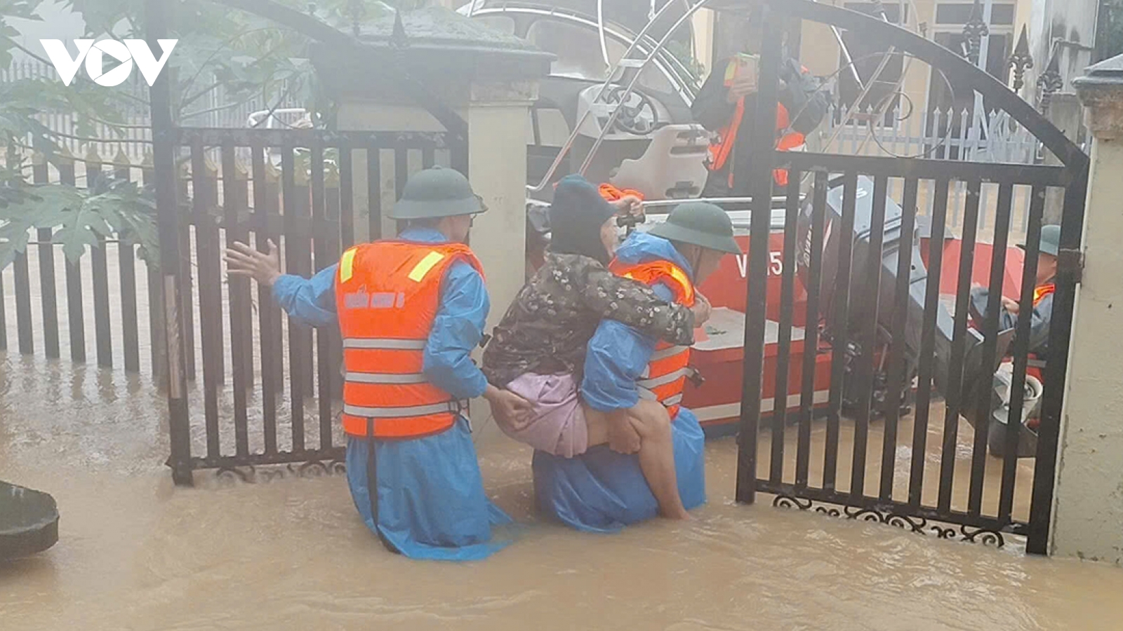 Đà Nẵng huy động tổng lực hỗ trợ nhân dân khắc phục hậu quả mưa lũ