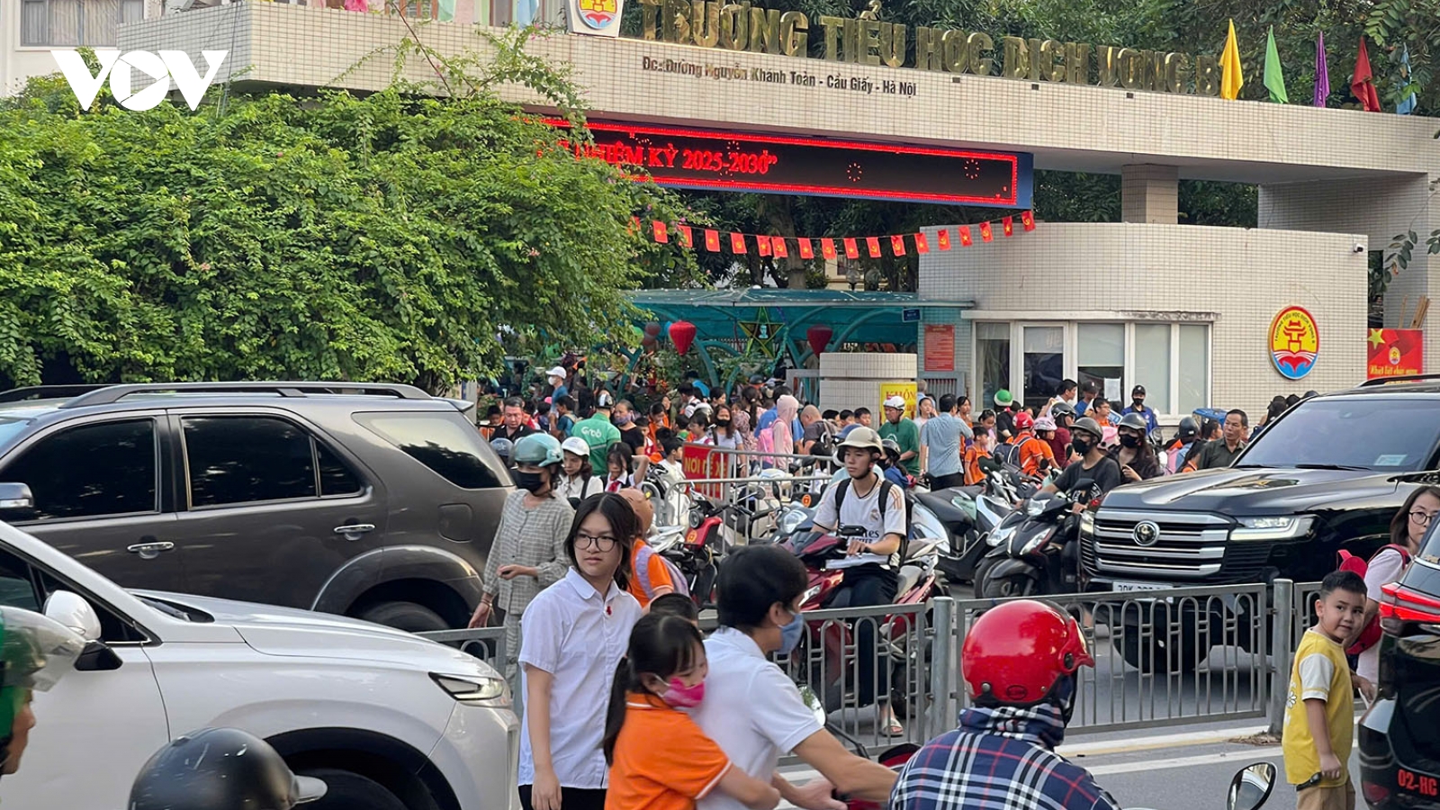 Nguy cơ tai nạn rình rập từ thói quen đưa đón con sai luật