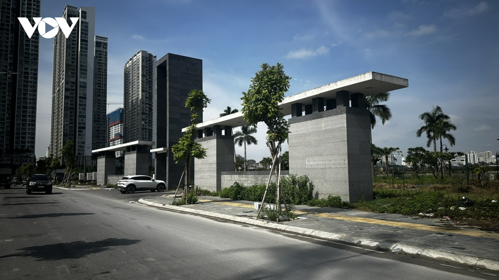 Công viên CV1 Cầu Giấy sau 1 năm: Cỏ dại phủ kín, nơi vui chơi hoang vắng