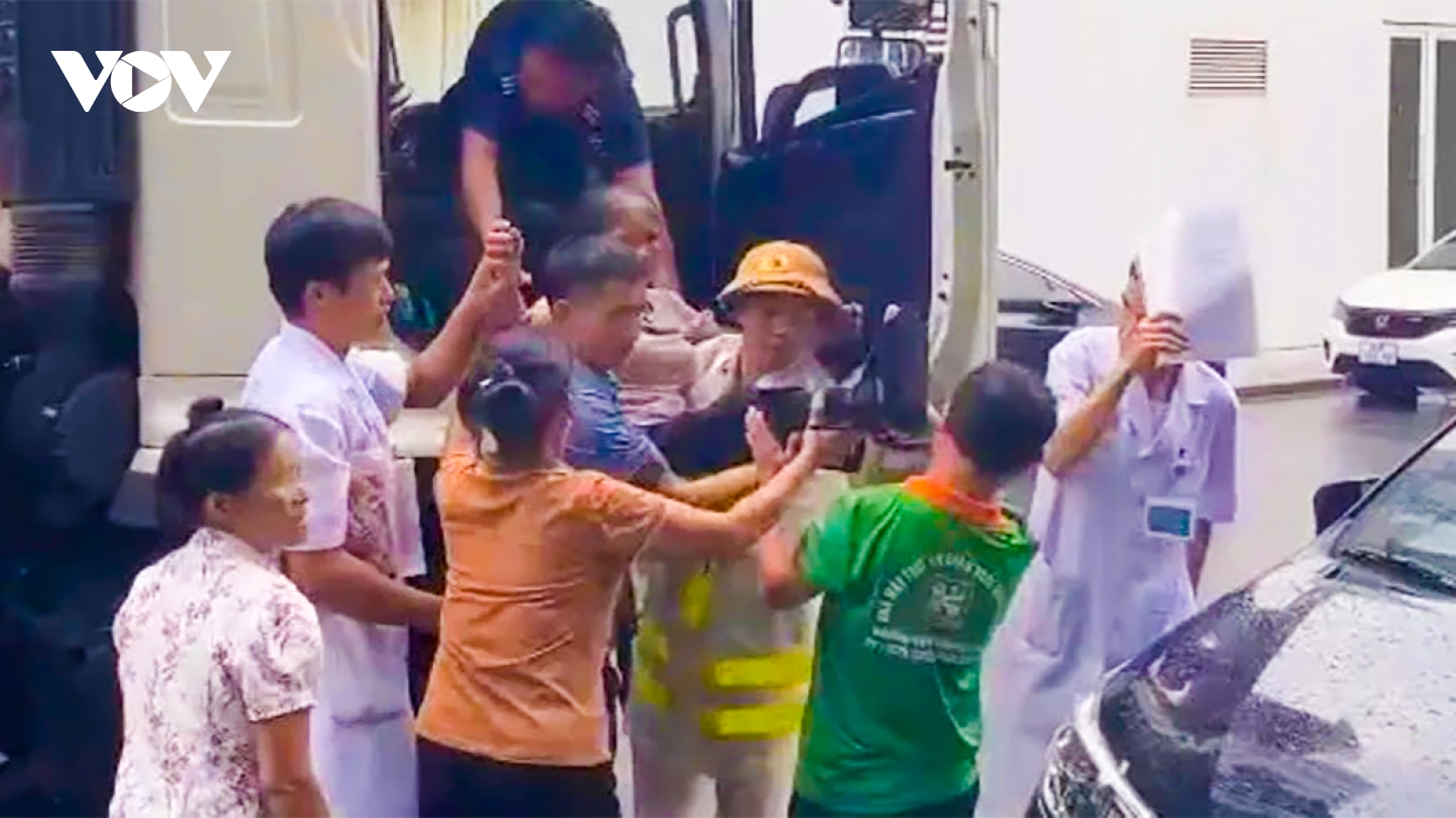 CSGT Hà Nội hỗ trợ giúp bệnh nhân bị hiểm nghèo vượt qua điểm ngập sâu đi cấp cứu