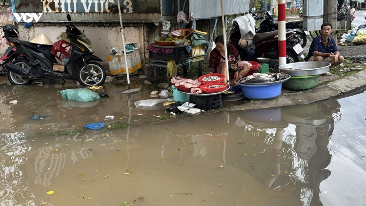 Sinh hoạt của người dân Cần Thơ đảo lộn khi triều cường lên cao