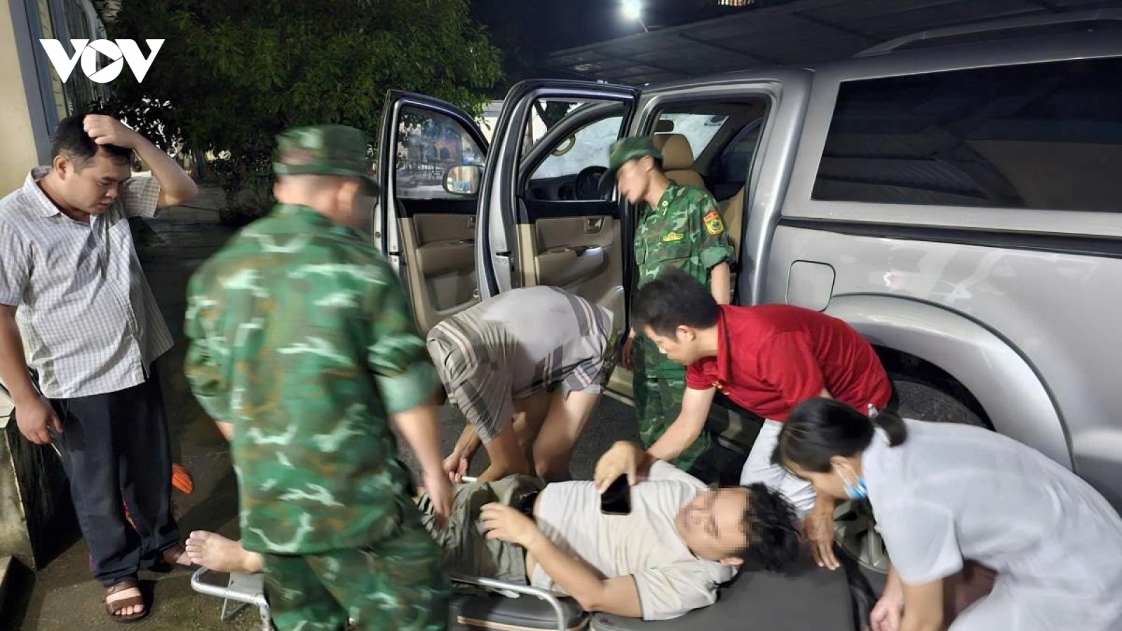 Kịp thời cứu người dân bị nước lũ cuốn trôi