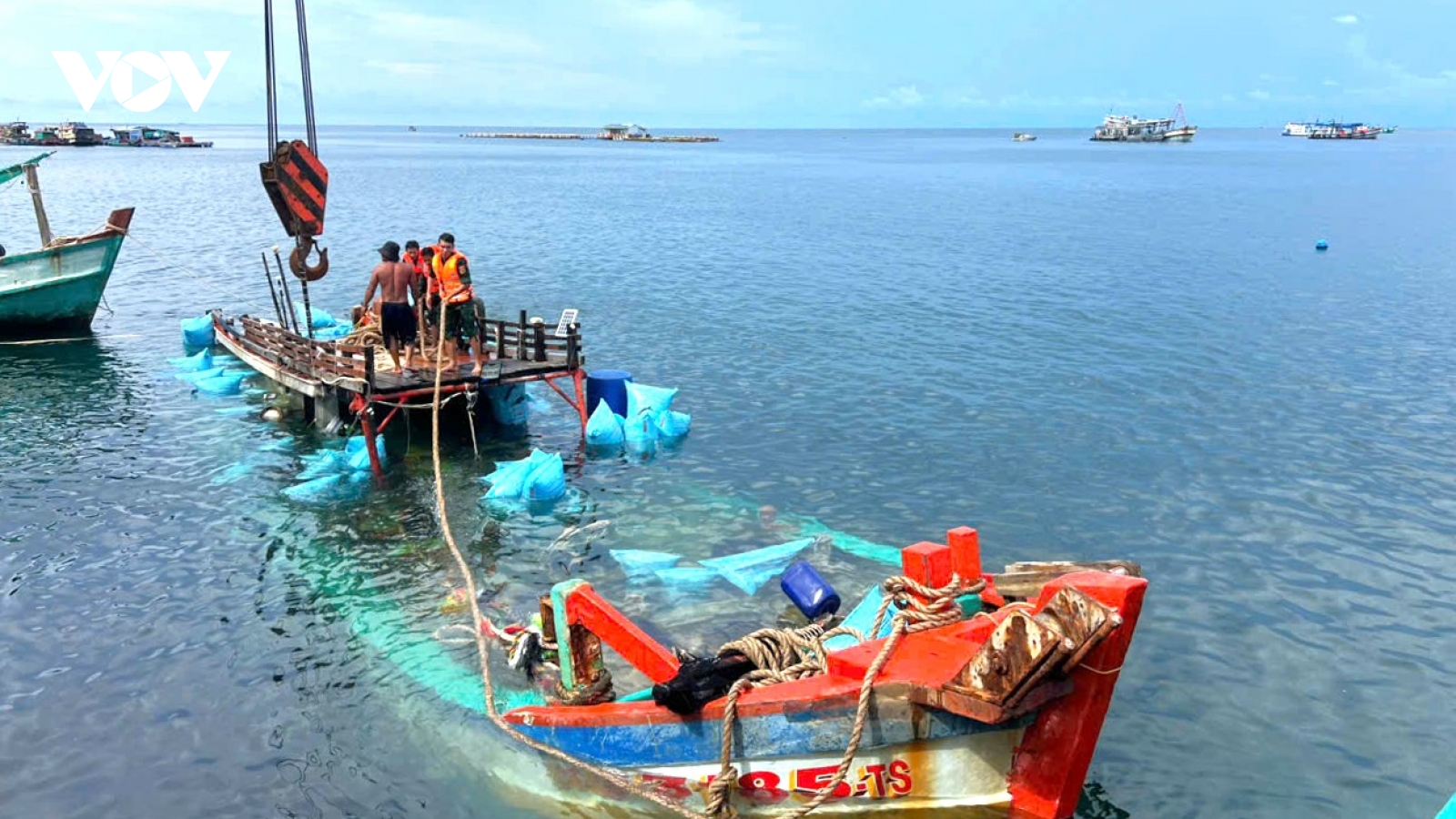 Biên phòng Cà Mau cứu hộ 2 tàu gặp nạn trên biển