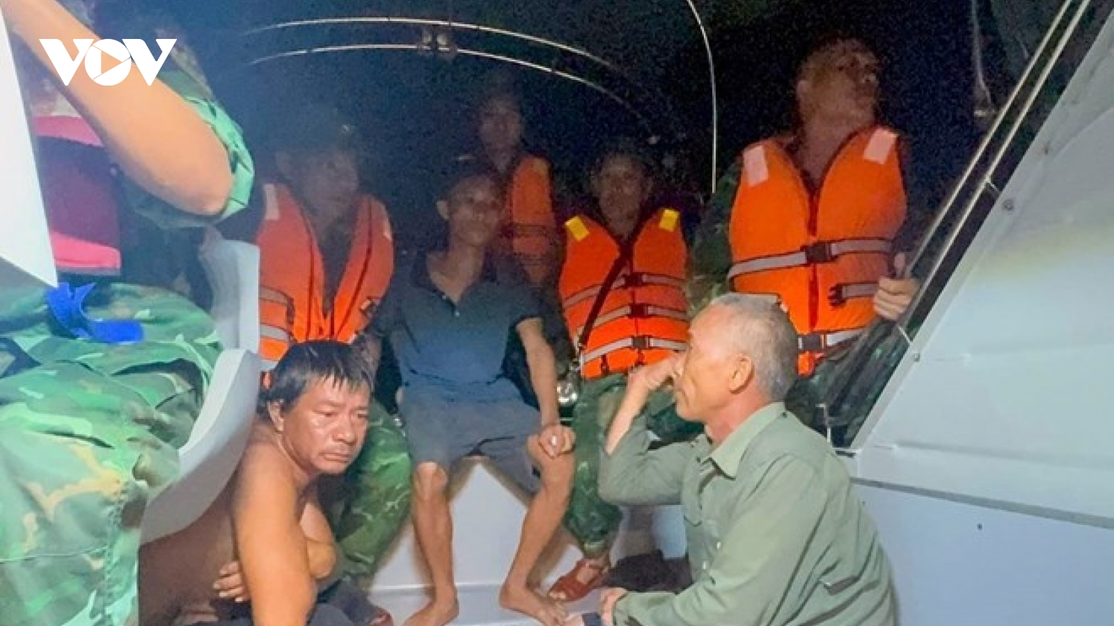 Bộ đội Biên phòng Hải Phòng cứu 3 thuyền viên trên tàu cá bị chìm