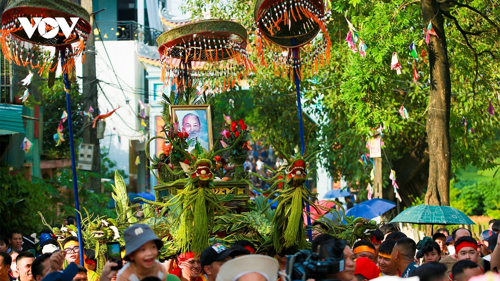 Độc đáo kiệu rồng làm bằng lá truyền thống đón Trung thu ở ngoại thành Hà Nội