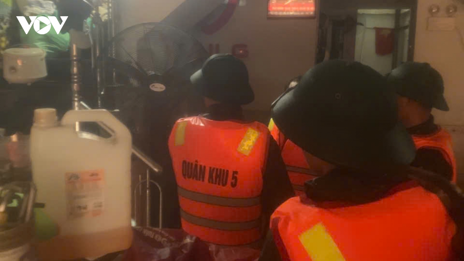 Bộ đội cõng người dân gặp nạn vượt lũ đi cấp cứu