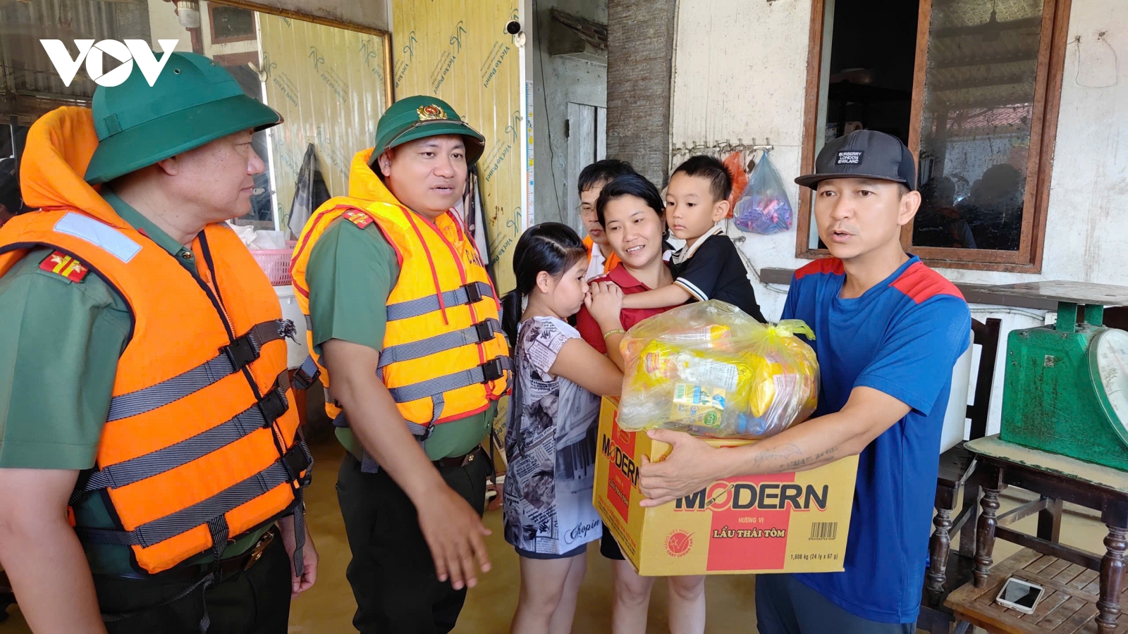 Công an Hà Nội ứng phó khẩn cấp, bảo vệ an toàn người dân vùng lũ