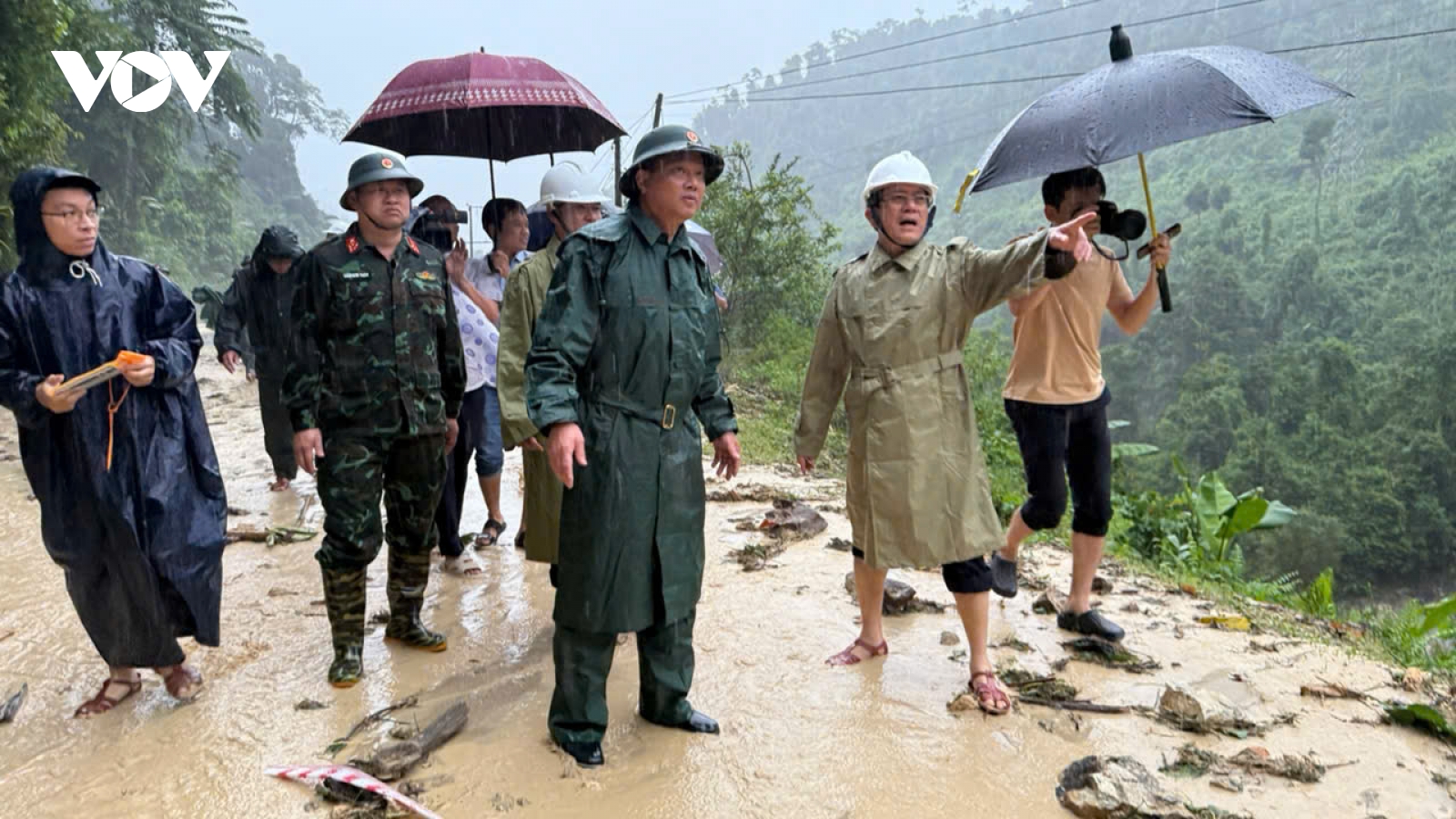 Tư lệnh Quân khu 5 kiểm tra công tác ứng cứu nhân dân vùng ngập lụt