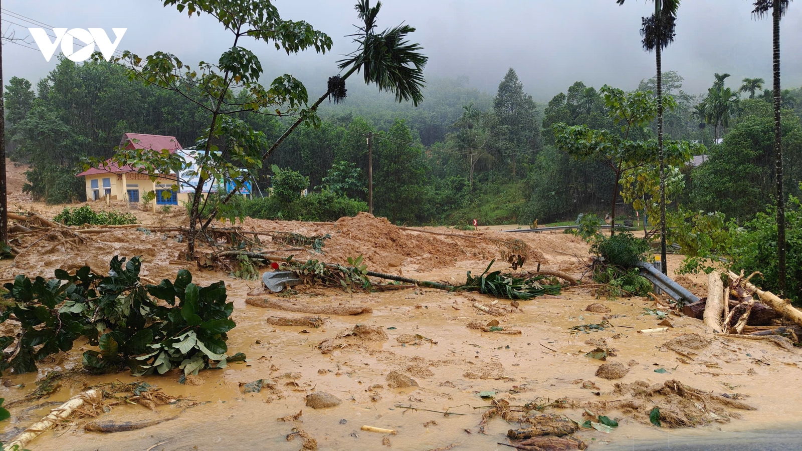 Đà Nẵng: Cả một quả đồi đổ ập xuống Quốc lộ 40 B