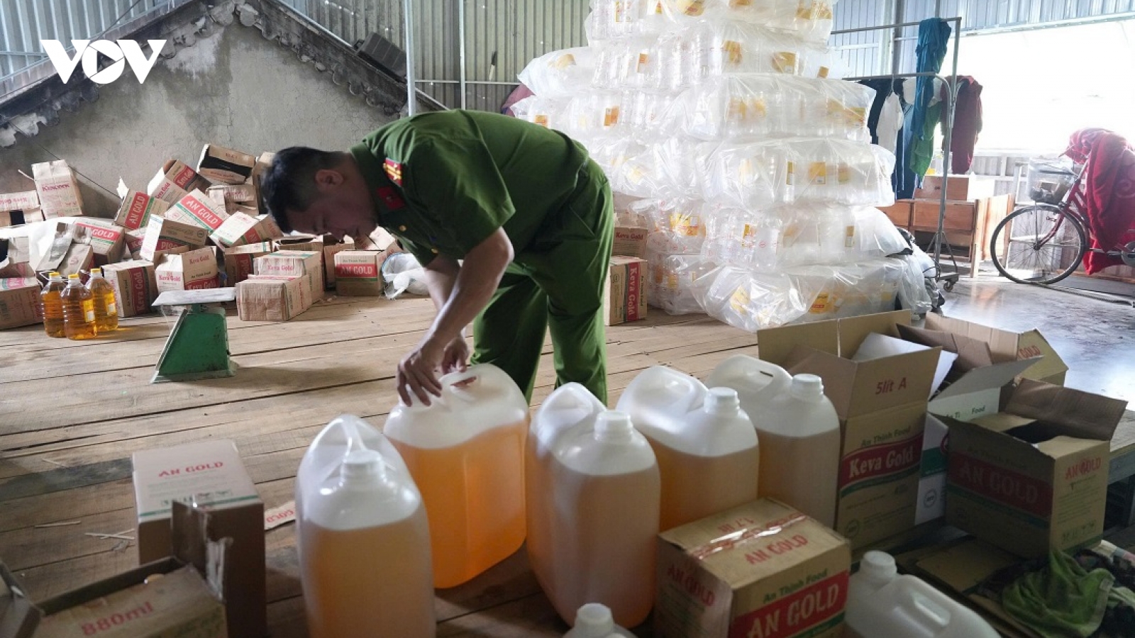 Khởi tố nữ giám đốc công ty sản xuất hơn 2,7 triệu lít dầu ăn giả