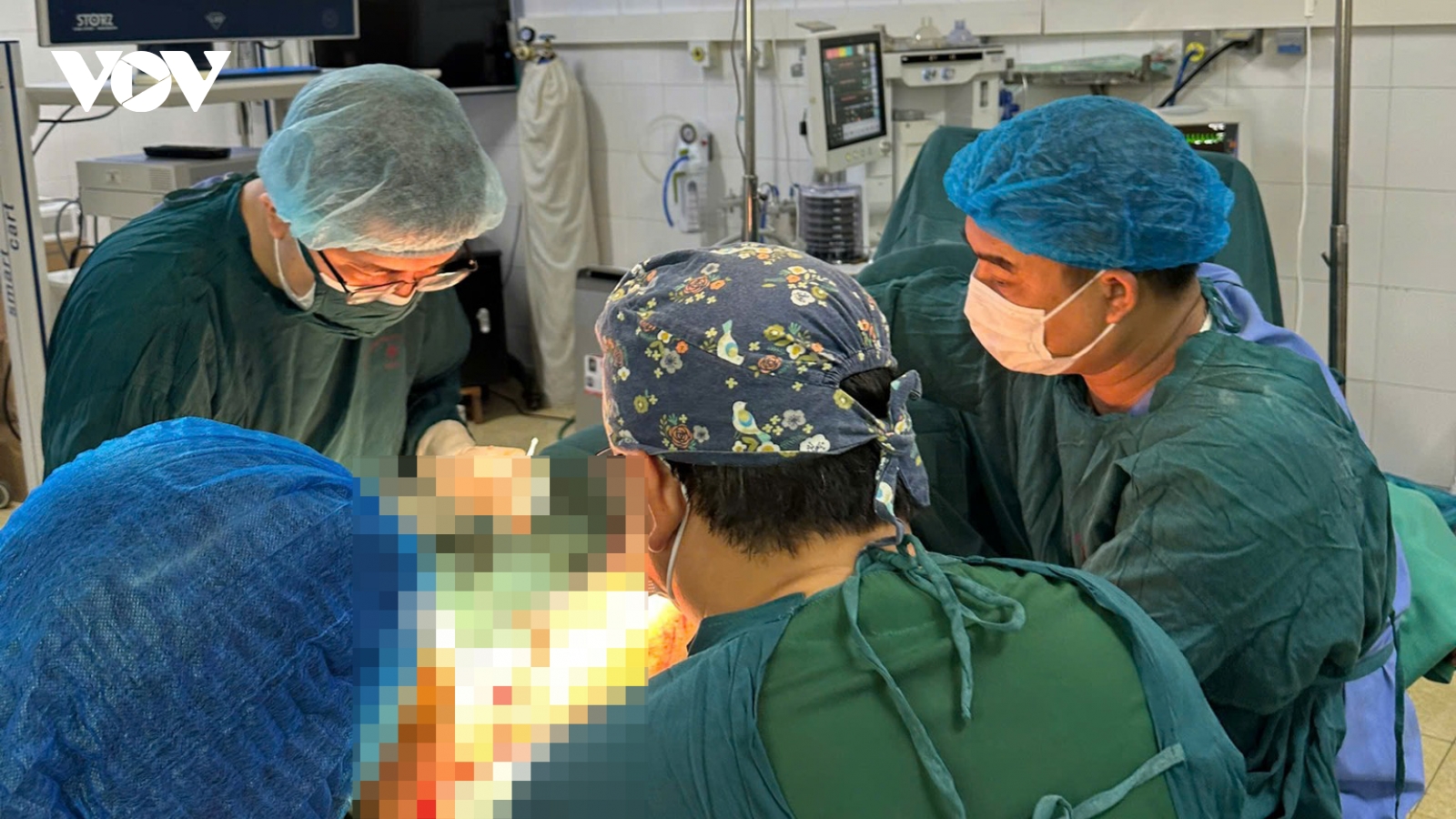 Nối thành công cổ chân gần đứt rời cho nạn nhân tai nạn giao thông