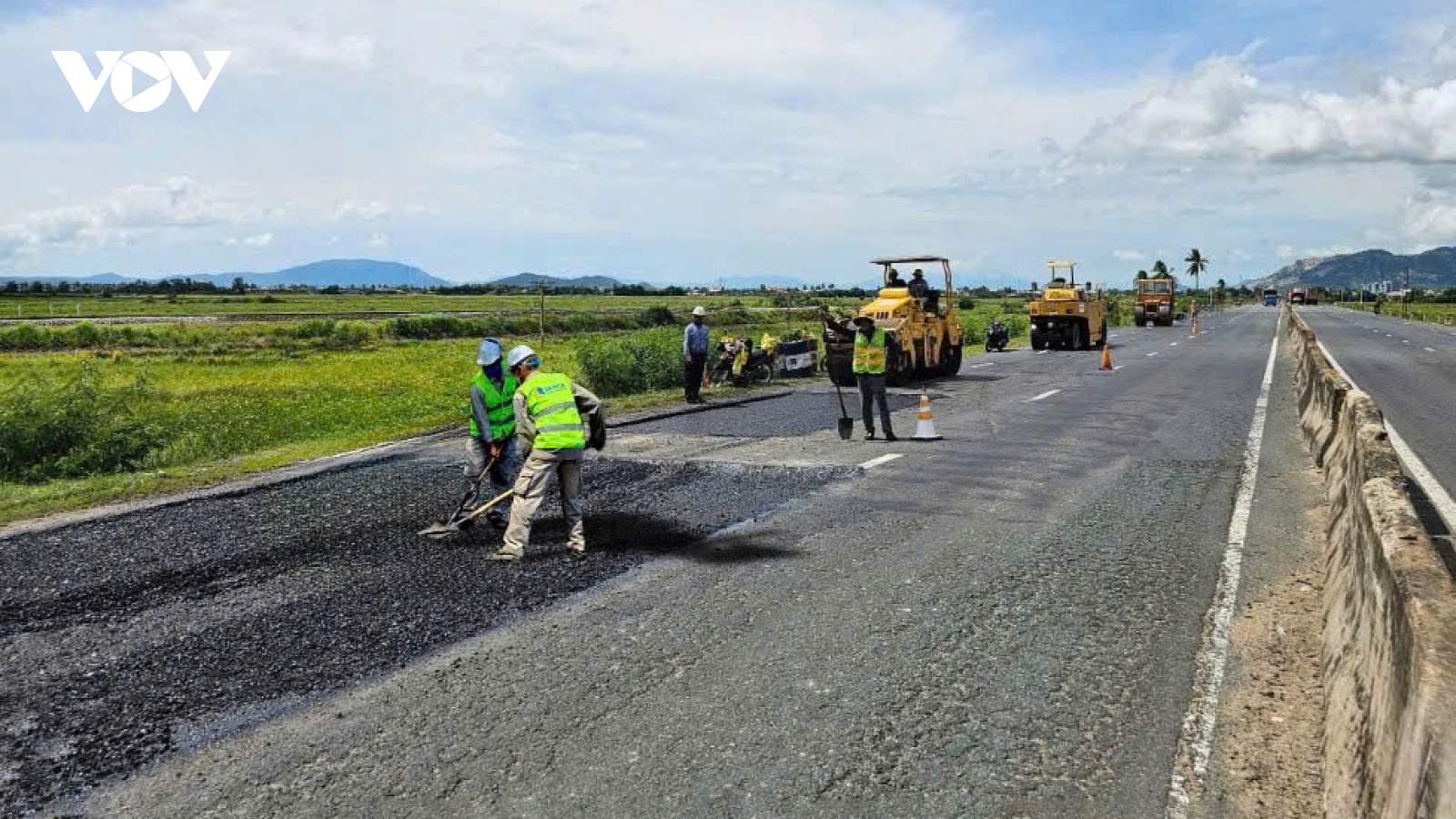 Chủ động duy tu, bảo dưỡng các tuyến đường ở Khánh Hoà trước mùa mưa bão