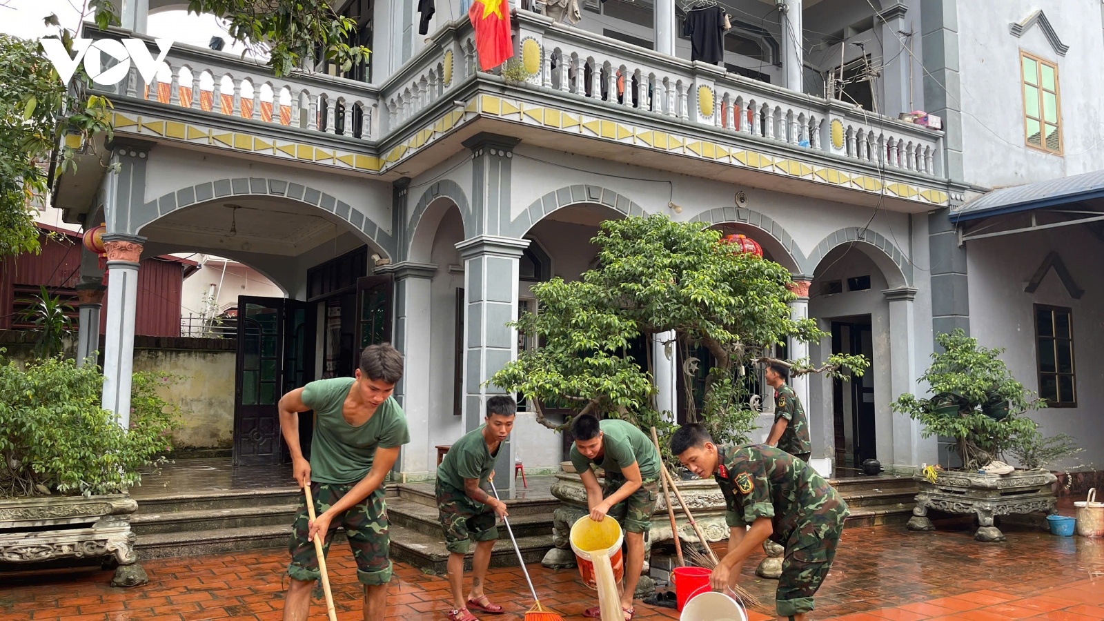 Bộ đội cùng người dân dọn lũ, nghẹn lòng trước mất mát vì thiên tai