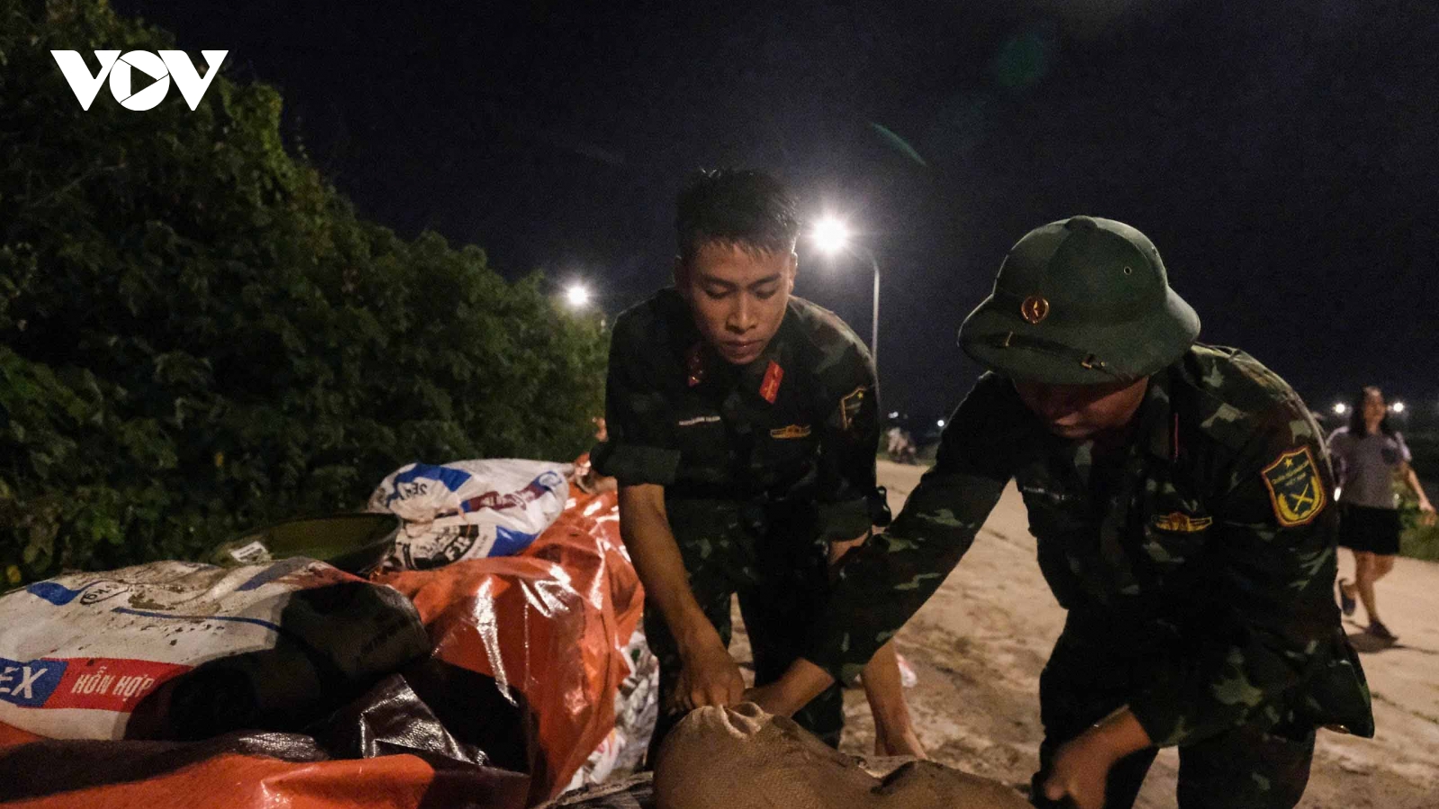 Lũ sông Cầu đạt đỉnh, gần 2.000 người ở Bắc Ninh xuyên đêm đắp đê Đẩu Hàn