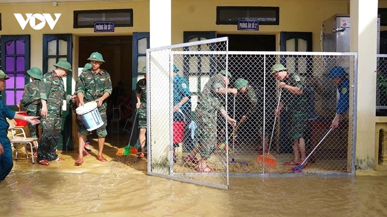 Thanh Hóa khẩn trương xử lý môi trường sau khi nước rút