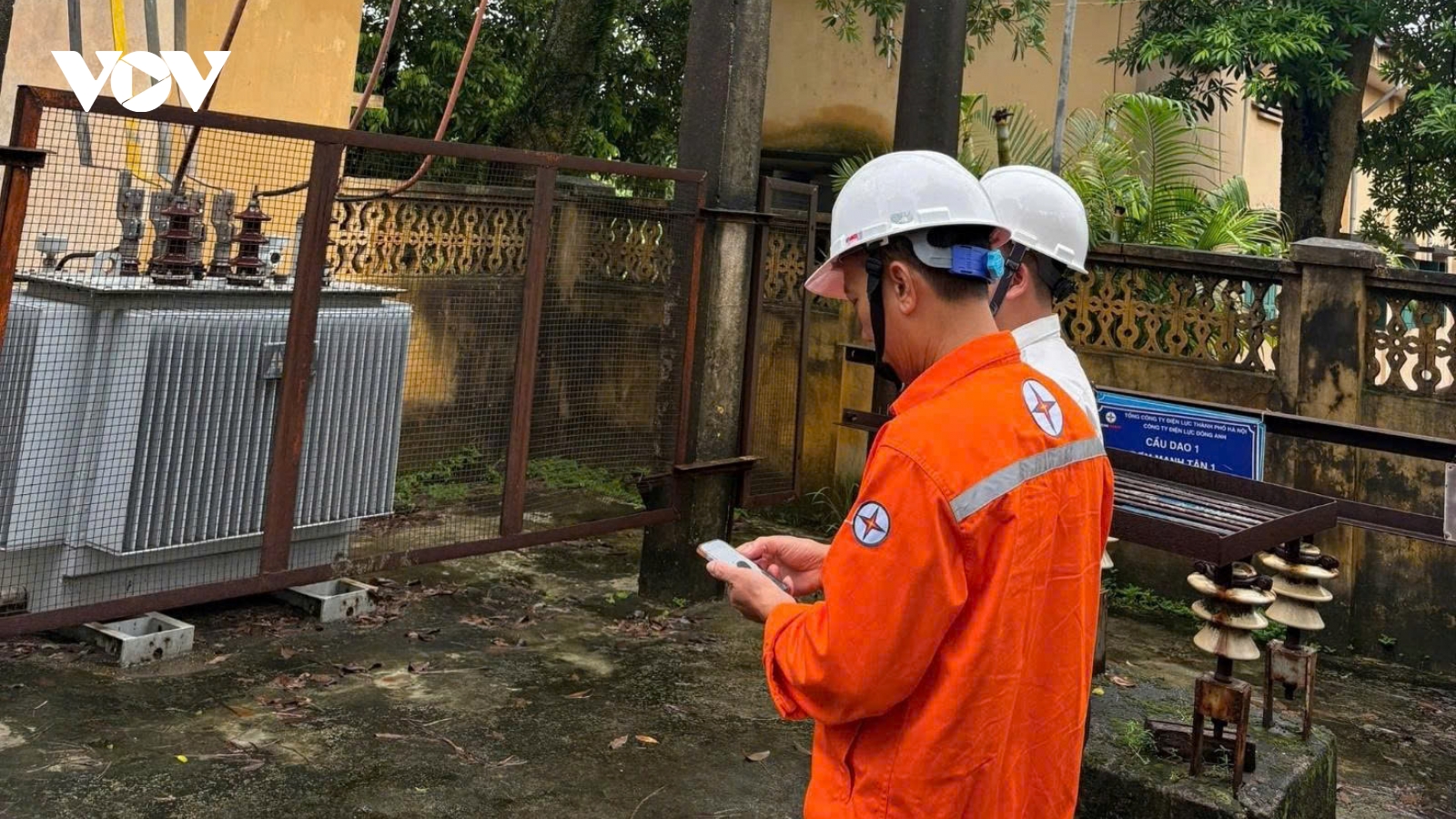 Hà Nội tạm thời ngừng cấp điện cho 13.943 khách hàng do ngập úng