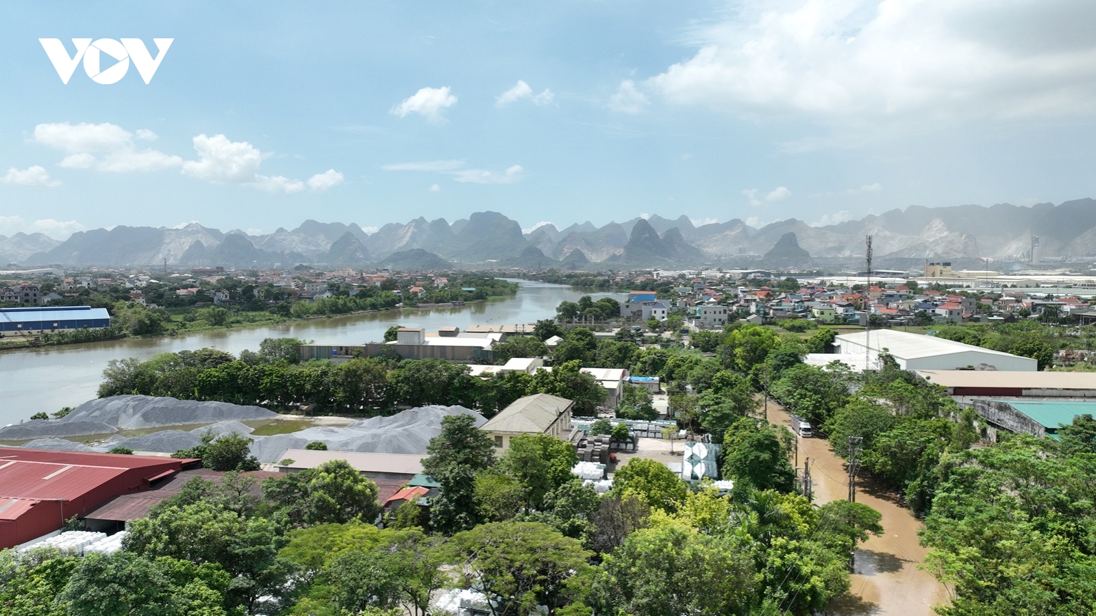 Ninh Bình: Người dân phấp phỏng chống bão số 11, "chờ" lũ mới