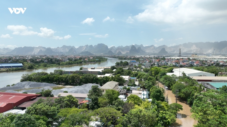 Ninh Bình: Người dân phấp phỏng chống bão số 11, "chờ" lũ mới
