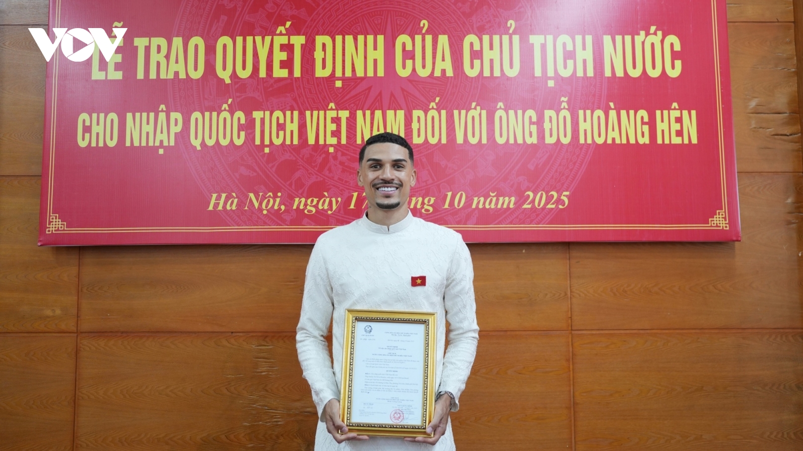 Đỗ Hoàng Hên làm điều đặc biệt, hát Quốc ca trong ngày nhận quốc tịch Việt Nam