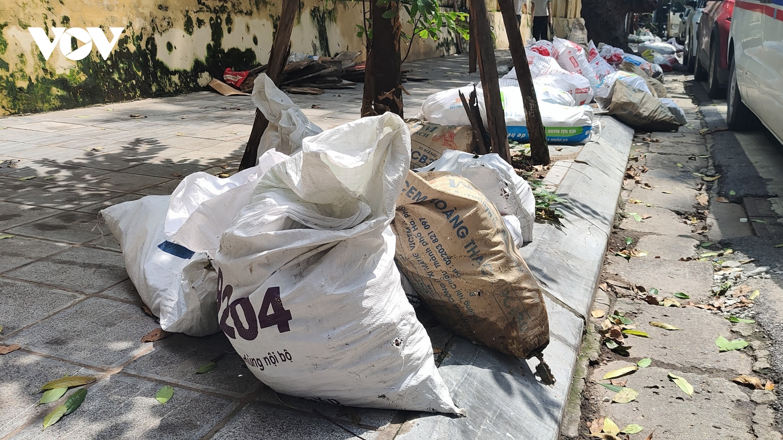 Nhức nhối nạn đổ trộm rác, phế thải xây dựng trên đường phố Hà Nội