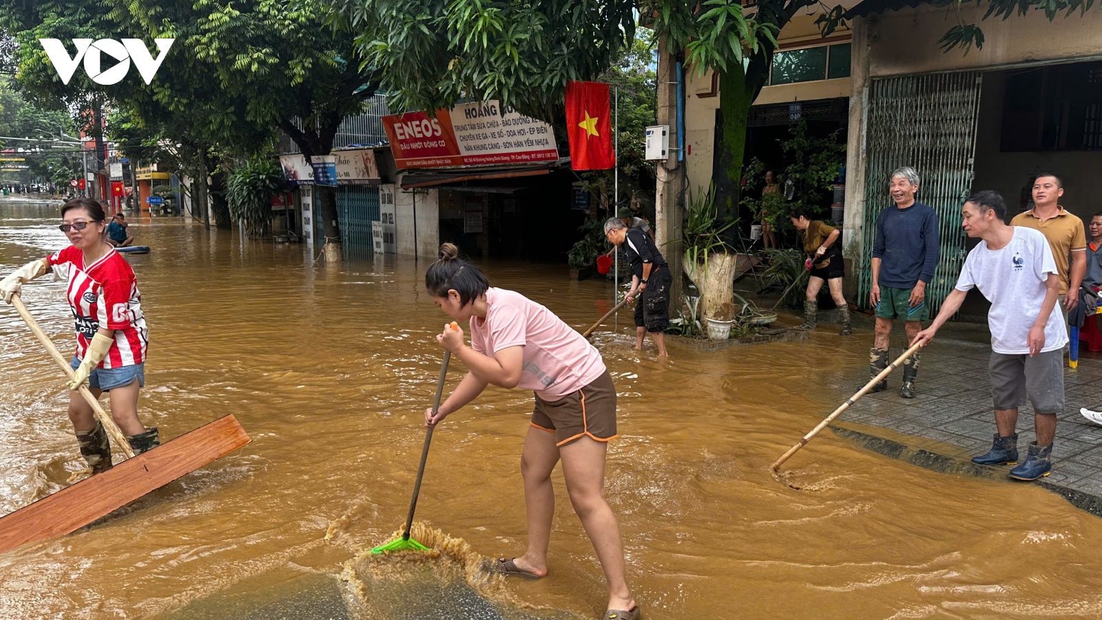 Cao Bằng: Nước sông rút chậm, người dân tranh thủ dọn dẹp vệ sinh sau mưa lũ