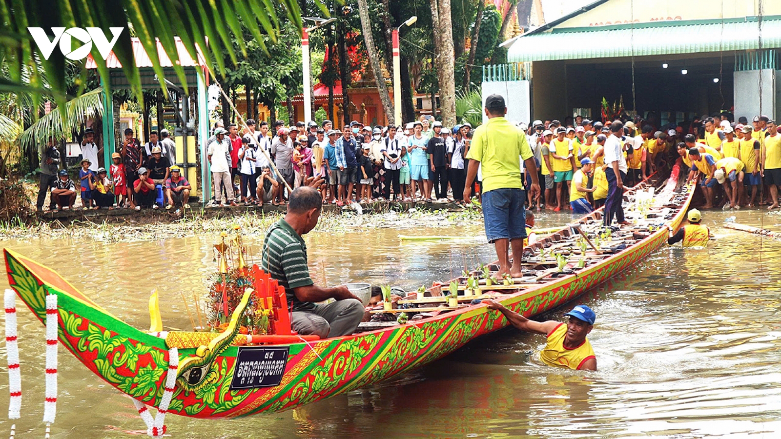 Đặc sắc nghi thức hạ thuỷ ghe Ngo của đồng bào Khmer