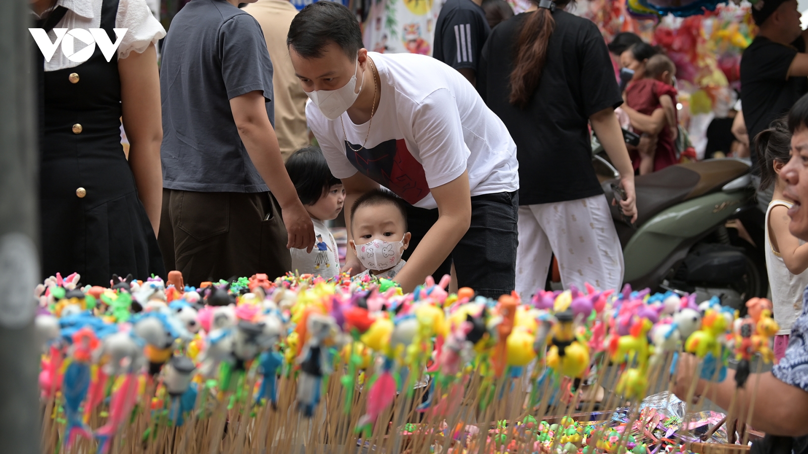 Đồ chơi truyền thống hút khách trên phố Hàng Mã (Hà Nội)