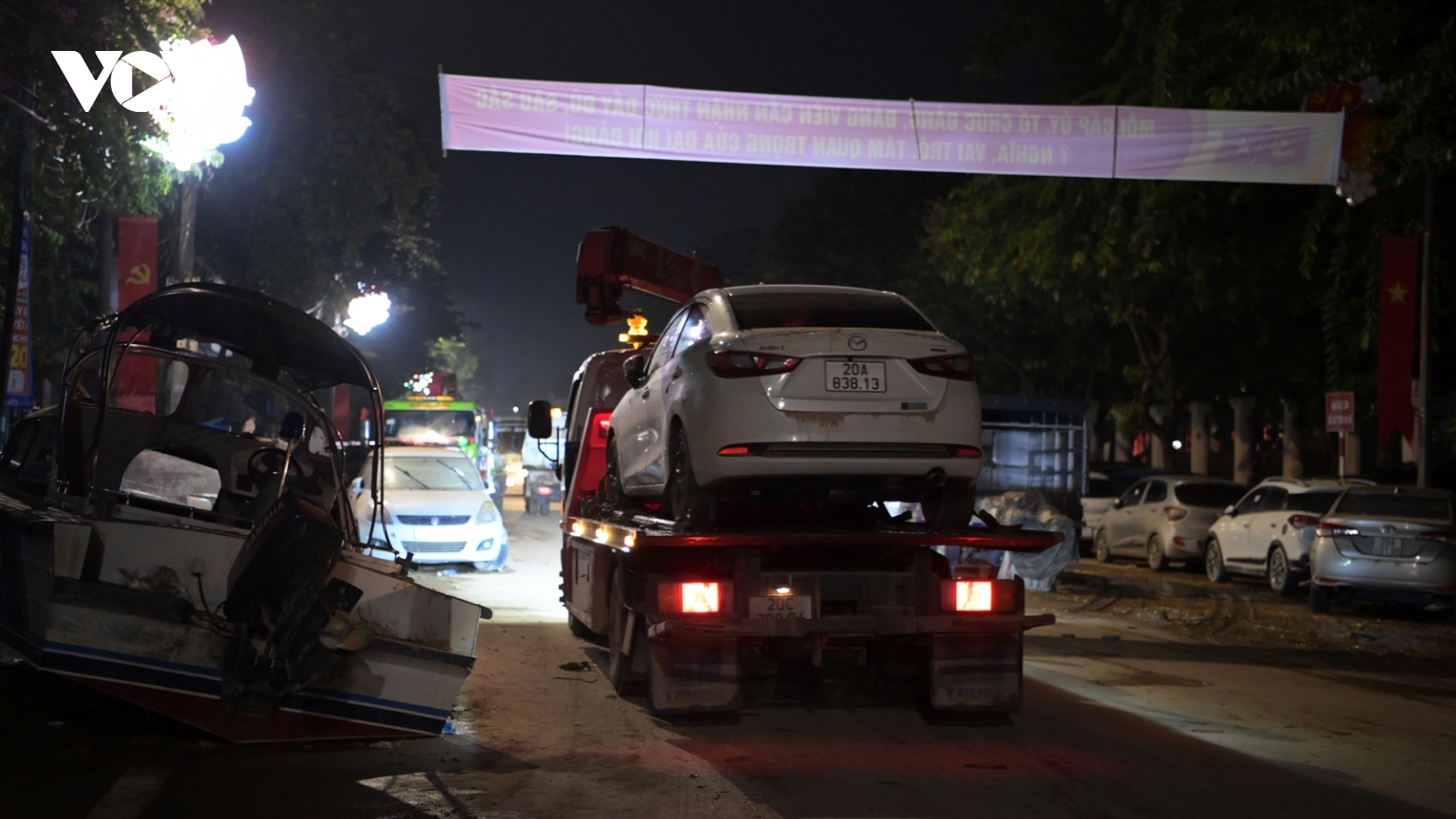 Xe cứu hộ xuyên đêm tất bật chuyển ô tô ngập nước ở Thái Nguyên đi sửa chữa