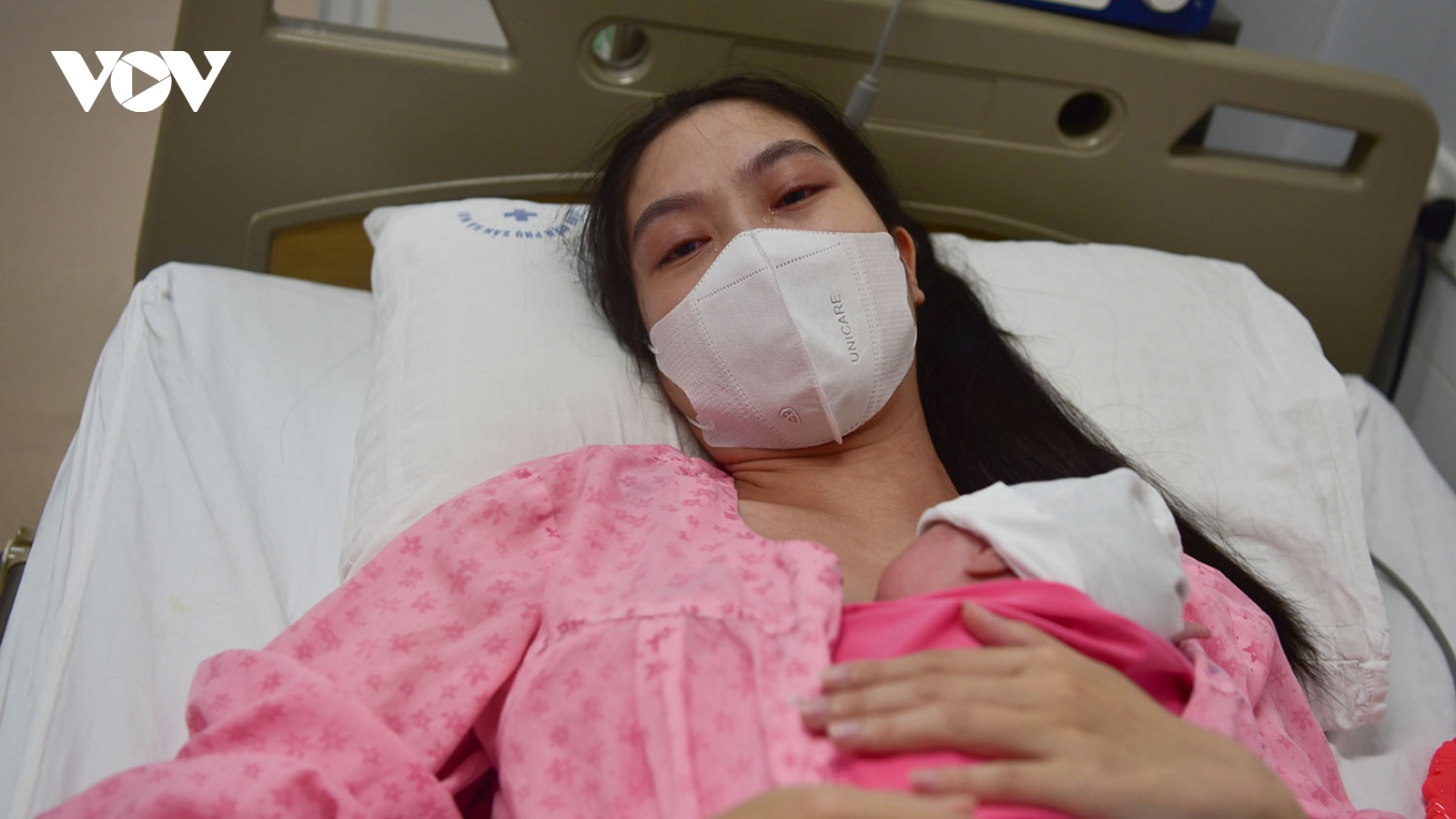 Nước mắt người mẹ nhớ lại giây phút sinh non ở tuần 33