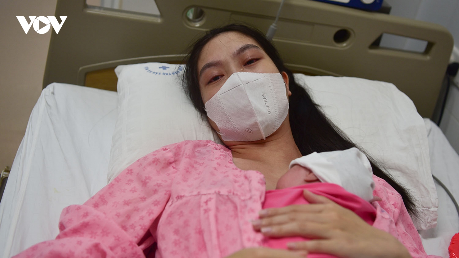 Nước mắt người mẹ nhớ lại giây phút sinh non ở tuần 33