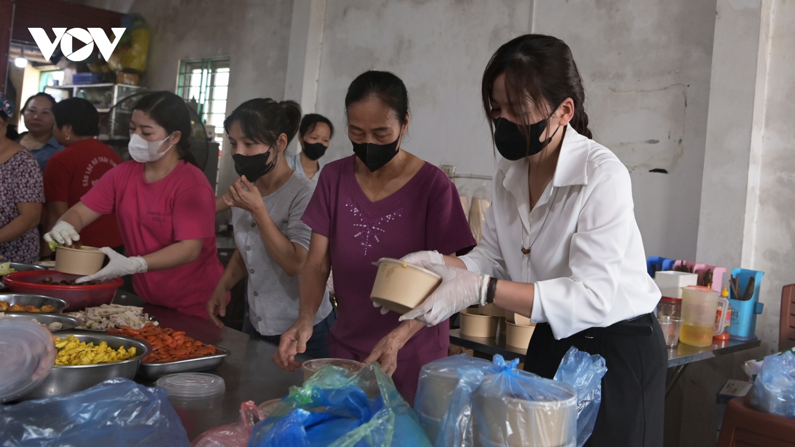 Chuyện về những suất cơm từ thiện ở vũng lũ Thái Nguyên