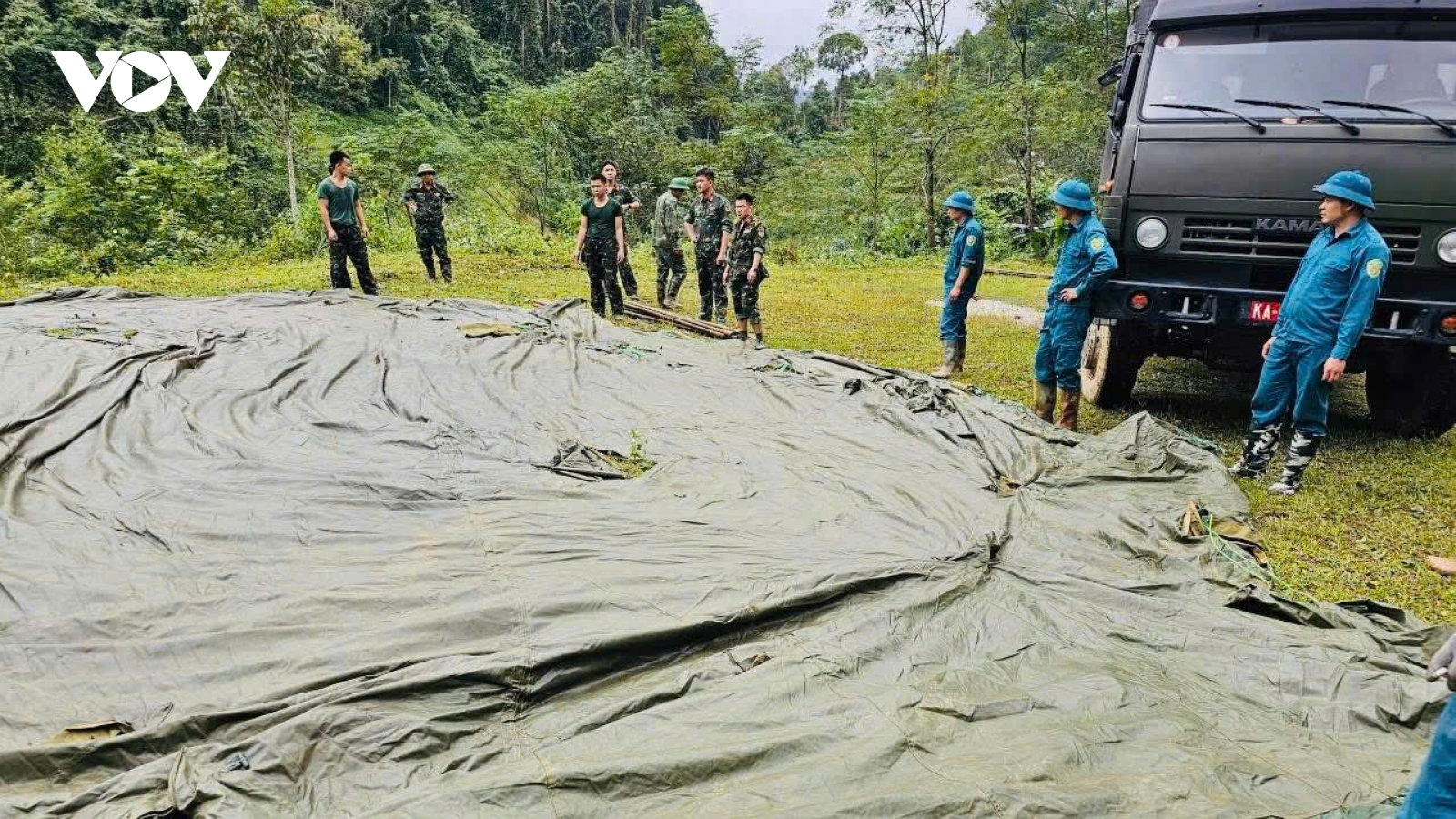 Dựng nhà bạt giúp dân vùng lũ ổn định cuộc sống