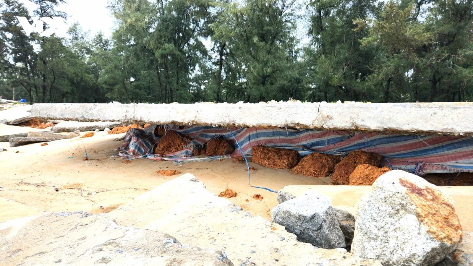 Sau bão số 10, bờ sông, bờ biển ở Huế sạt lở nghiêm trọng