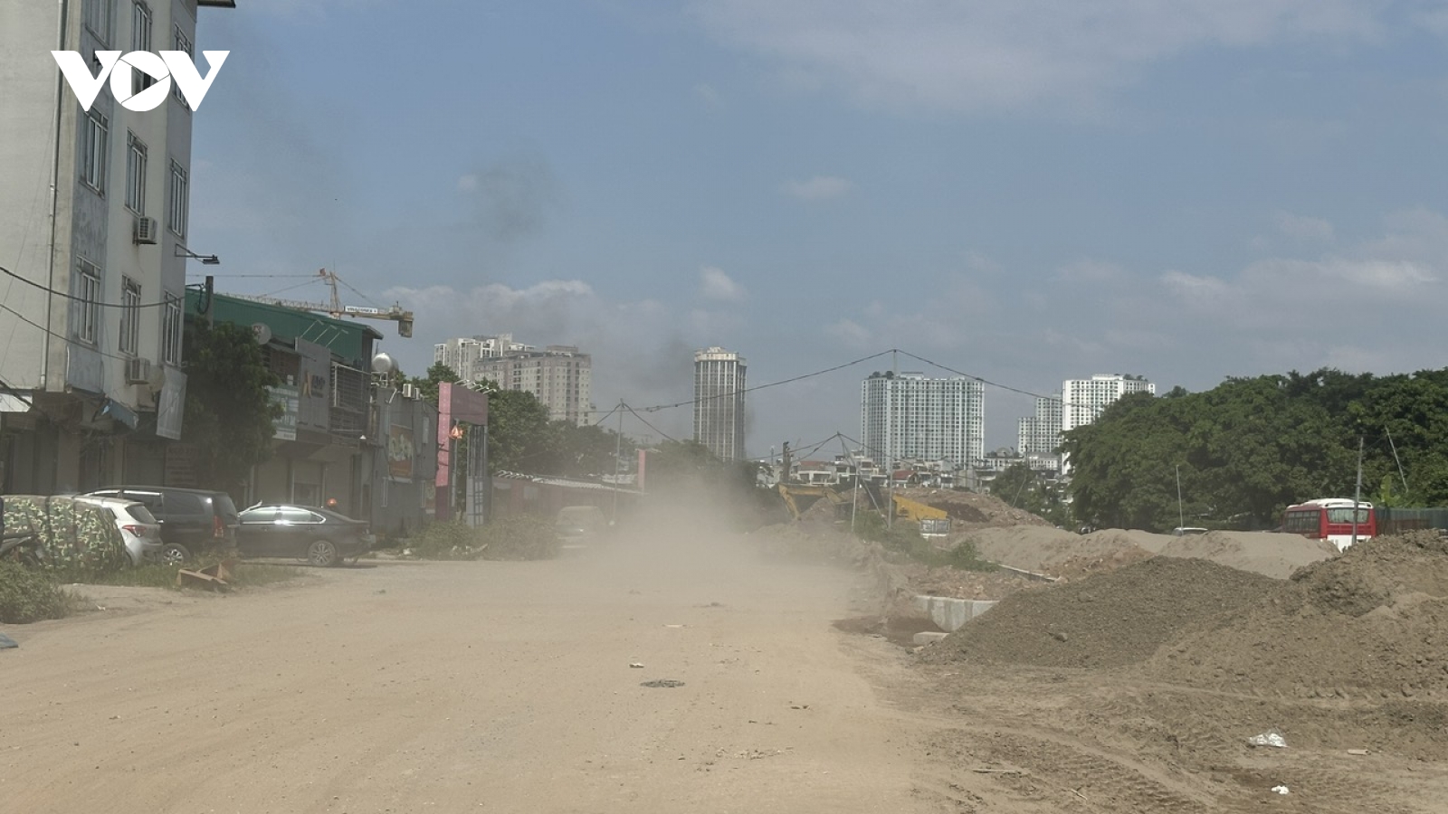 Nhà dân chìm trong "biển bụi" bên công trường Đầm Hồng, Hà Nội