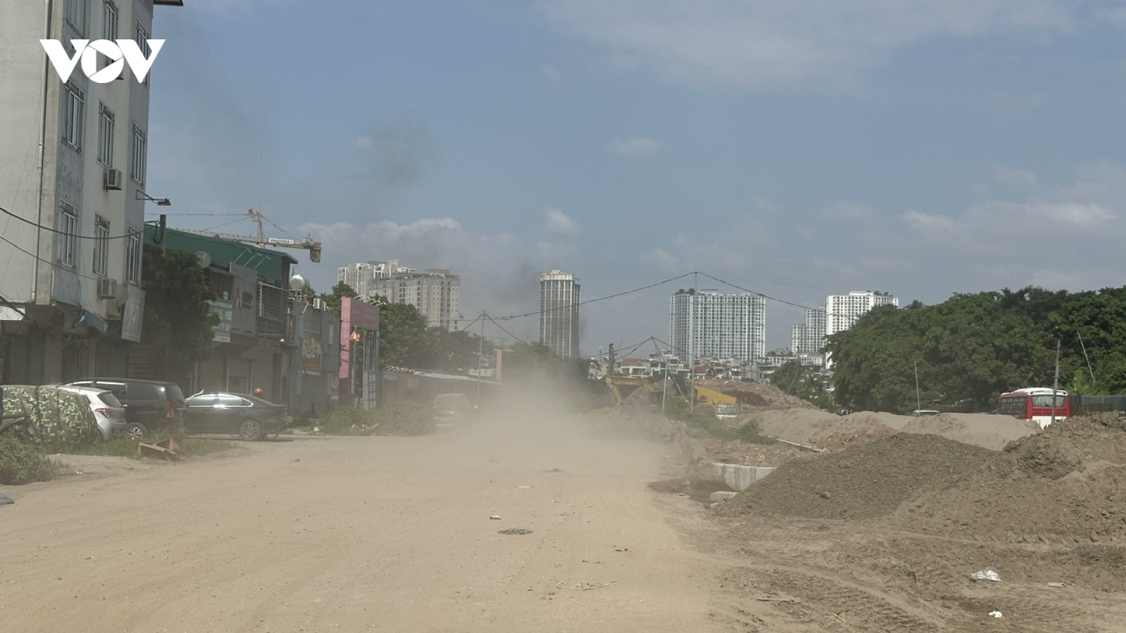 Nhà dân chìm trong "biển bụi" bên công trường Đầm Hồng, Hà Nội