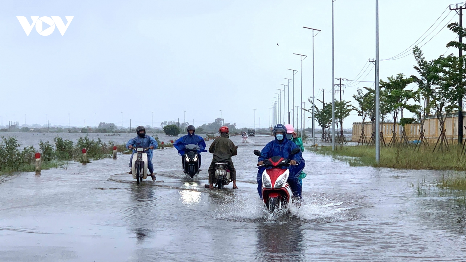 TP Huế: Vùng trũng bị ngập, nhiều trường cho học sinh nghỉ học