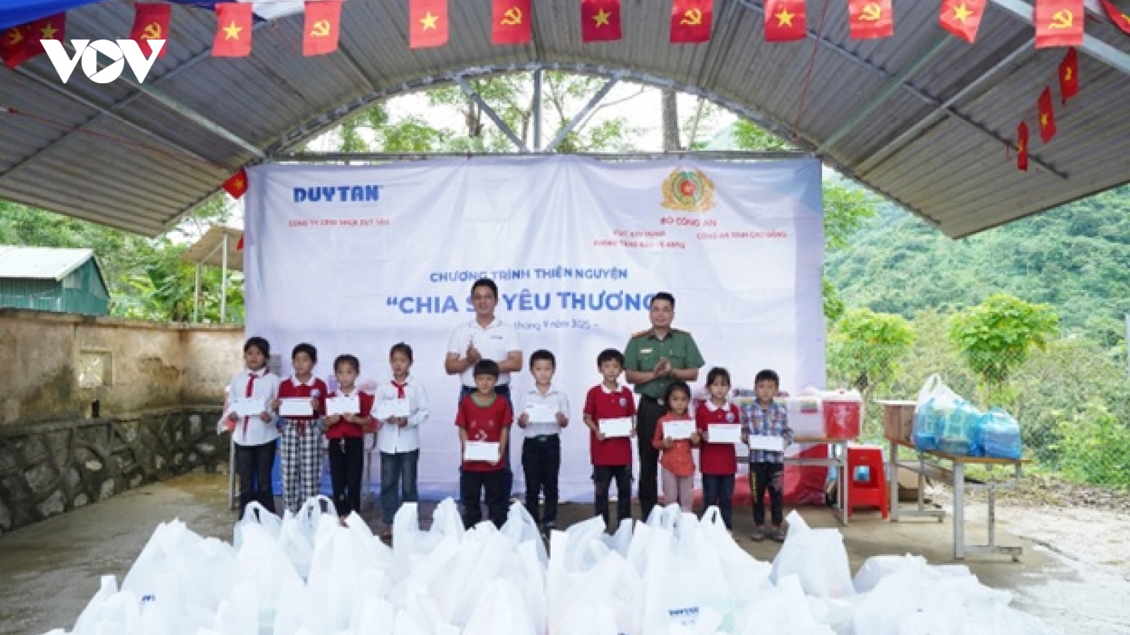 Duy Tân "chia sẻ yêu thương" tại Cao Bằng