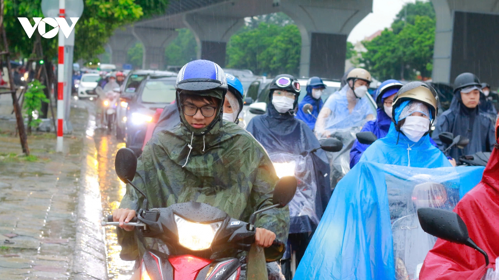 Nhiều tuyến đường Hà Nội bị tắc nghẽn do mưa to đúng giờ cao điểm sáng