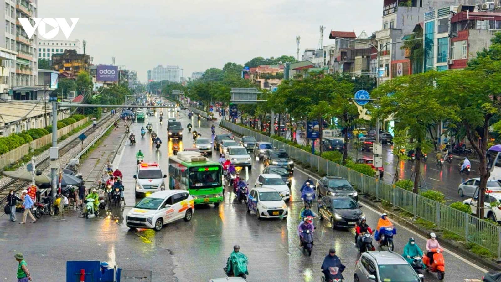 Đường phố Hà Nội "dễ thở" vào giờ tan tầm ngày mưa sau bão