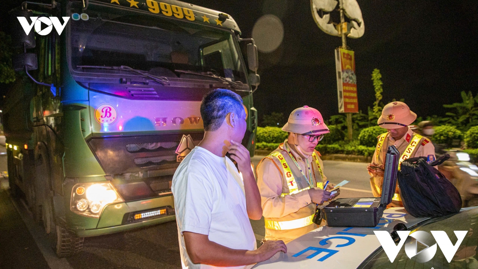 Cuộc chiến với xe quá tải trong đêm
